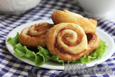 Эти вкусные, нежные, аппетитные рулетики можно подавать и тёплыми, и остывшими. Воздушное слоёное тесто очень удачно сочетается в этой выпечки с ароматным беконом. 