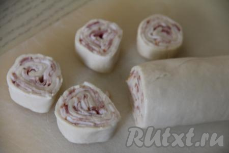 Нарезать рулет на кусочки толщиной примерно 2 сантиметра.