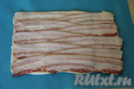 Выложить на тесто полоски бекона внахлёст.