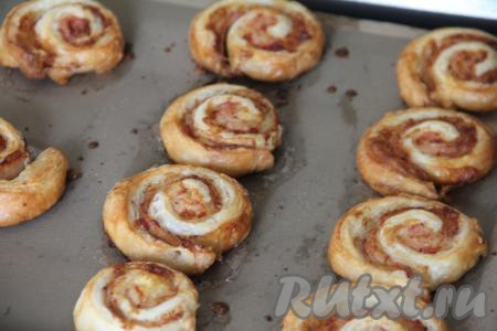 Рулетики с беконом  выпекать минут 15-20 (до золотистого цвета слоёного теста).