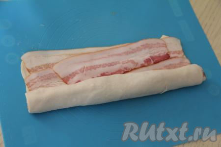 Свернуть тесто в плотный рулет, начиная с длинной стороны теста.