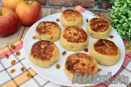 А затем пышные, нежные сырники, приготовленные с яблоком и изюмом, можно подавать к столу. Они вкусны и в горячем, и в остывшем виде.