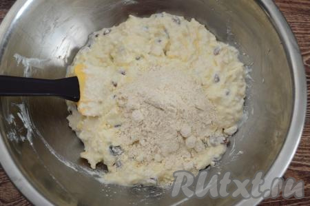 В получившуюся массу всыпать 50 грамм муки. Перемешать, равномерно распределяя муку по творожному тесту.