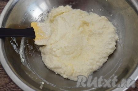 А затем перемешать творожную массу до однородности с помощью лопатки.