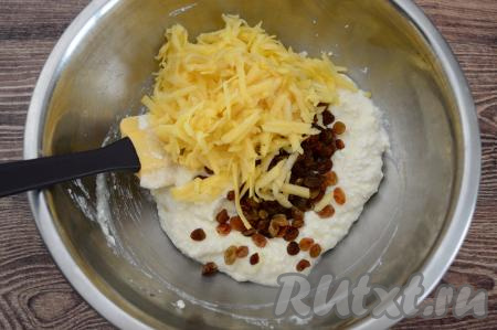 Яблоко очистить от шкурки, натереть на крупной тёрке, не затрагивая сердцевину с косточками. Натёртое яблоко добавить в миску с творогом и изюмом.