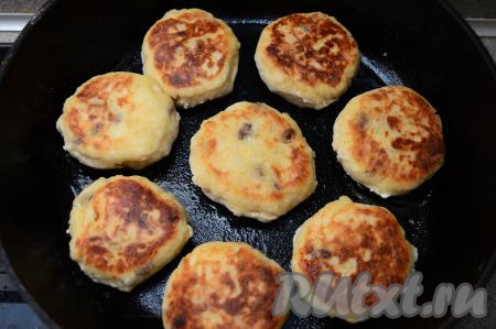 Затем сырники перевернуть, жарить их ещё 1-2 минуты, накрыть сковороду крышкой, уменьшить огонь и готовить ещё 2-3 минуты (сырники должны подрумяниться и с другой стороны). Ещё раз перевернуть сырники, выключить огонь, накрыть крышкой и оставить пропариться в течение минут 5.