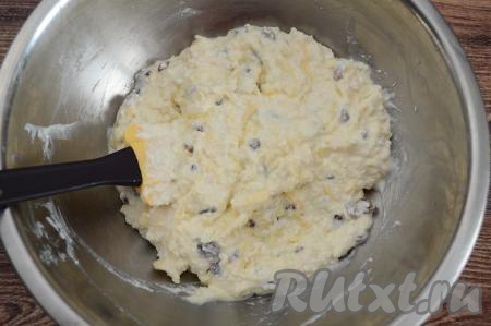 Вмешать яблоко и изюм в творожную массу.