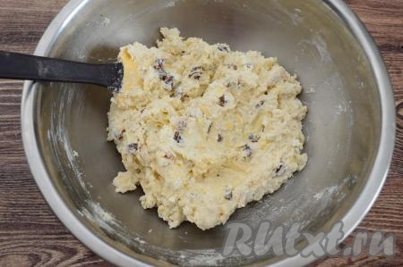 Затем, добавляя по половине столовой ложки оставшейся муки, замесить комковатое, липкое творожное тесто держащее форму. Если добавить в тесто для сырников слишком много муки, они на вкус получатся "резиновыми". Мне в процессе замешивания теста в общей сложности потребовалось добавить 90 грамм муки. Количество добавляемой муки зависит от влажности творога, размера яйца, сочности яблока и самой муки. Так что вам может потребоваться чуть больше или чуть меньше муки, чем указано в ингредиентах.