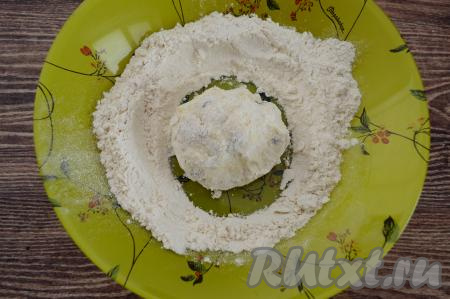 Зрительно разделить получившееся творожное тесто на равные части (я разделила на 8 частей). Руками, слегка смоченными водой, из каждой части теста сформировать круглый сырник. Заранее в достаточно глубокую тарелку насыпать 2 столовых ложки муки. Каждый сформированный сырник сразу выкладывать на тарелку и обваливать в муке со всех сторон.
