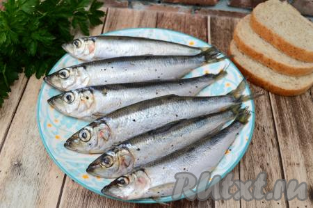 По прошествии суток в меру солёную, слегка пряную салаку сухого посола можно подавать к столу. Перед подачей я удаляю голову, хребет, внутренности и кожу, промываю рыбку и подаю к столу. Уверена, салака, приготовленная в домашних условиях по этому простому рецепту, порадует вас своим вкусом!