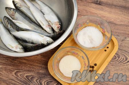 Подготовить продукты для приготовления салаки сухого посола в домашних условиях. Если салака заморожена, её следует полностью разморозить. Я размораживаю обычно салаку на верхней полке холодильника, в процессе такой медленной разморозки рыба теряет минимальное количество жидкости, поэтому получается более сочной. Но, безусловно, можно размораживать и при комнатной температуре.