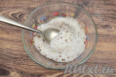 В пиале соединить сахар, соль и смесь молотых перцев, перемешать.