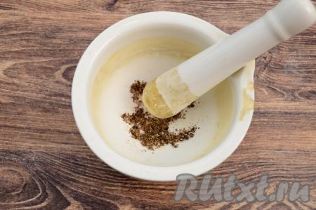 Горошины перца (я взяла горошины чёрного и душистого перцев) растереть в ступке. В растёртом виде получилось половина чайной ложки специй.