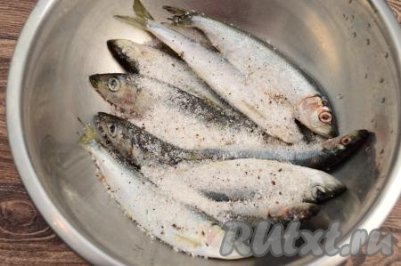 Салаку промыть проточной водой, немного обсушить. Выложить салаку в глубокую миску или контейнер. Всыпать к салаке смесь соли, сахара и специй.