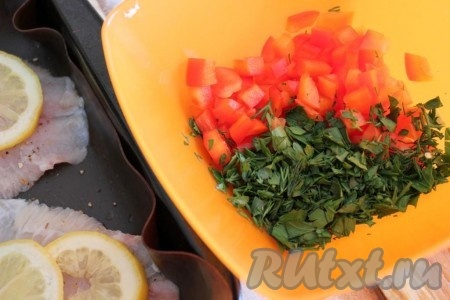 Перец болгарский красный нарезать кубиками, петрушку и укроп мелко порубить.