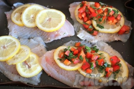 Выложить начинку из болгарского перца и зелени на лимоны.