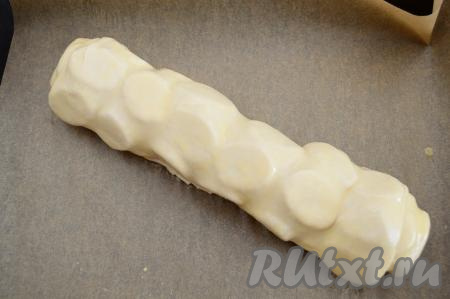 В небольшой ёмкости сырое яйцо взболтать вилкой до однородности. Смазать поверхность рулета взбитым яйцом.