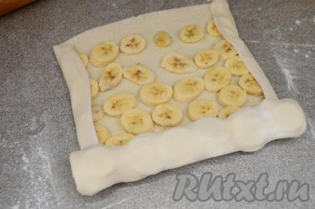 Начиная с любого неподвёрнутого края теста, скрутить тесто в плотный рулет.