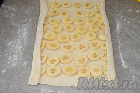 Подвернуть два противоположных края теста на бананы (примерно на 2 сантиметра).