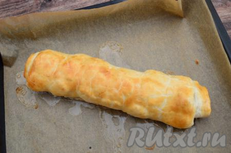 Выпекать рулет с бананом в разогретой до 200 градусов духовке минут 30 минут (слоёное тесто должно приобрести красивый золотистый оттенок).&nbsp;Достать готовую выпечку из духовки, дать немного остыть, а затем нарезать на кусочки и можно подавать к столу.