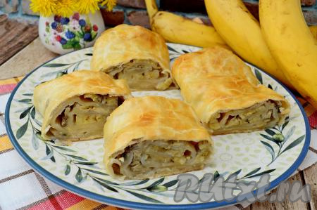 Рулет с бананом получается очень нежным, в меру сладким, с приятным ароматом. В нём удачно сочетается достаточно большое количество начинки и тонкое слоёное тесто. Такая выпечка станет идеальным дополнением и к чаю, и к кофе.