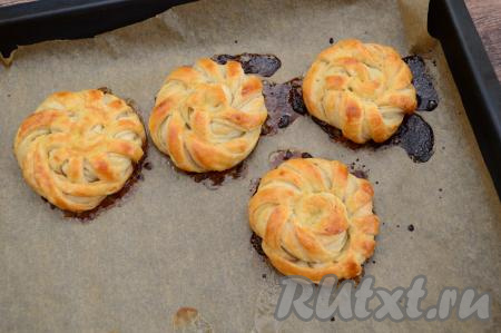 Булочки с сахаром выпекать в разогретой до 200 градусов духовке в течение 25-30 минут (до приятного золотистого цвета слоёного бездрожжевого теста). Во время выпечки часть сахара из булочек будет карамелизироваться и вытекать, оставляя тёмные следы на пергаменте, - это нормально. 