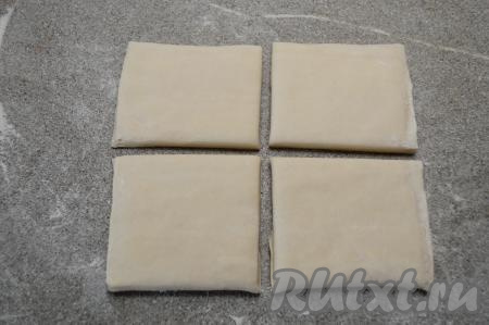 Пласт теста разрезать на 4 части.