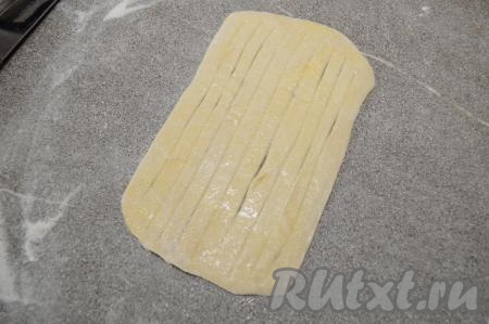 Сверху тесто равномерно присыпать 1 чайной ложкой сахара.