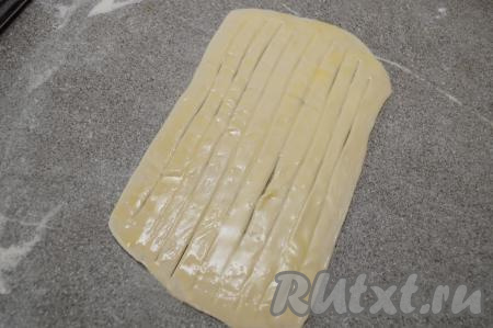 Сливочное масло полностью растопить (я растопила в микроволновке), дать немного остыть. Смазать поверхность теста частью сливочного масла.