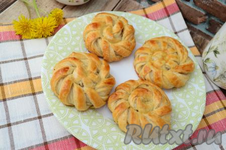 Готовые сахарные булочки достать из духовки, дать слегка остыть. Эту вкусную, в меру сладкую выпечку можно подать к столу и тёплой, и полностью остывшей.