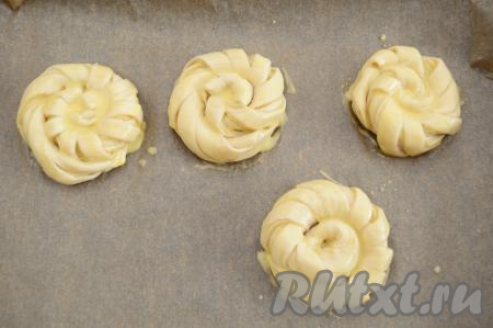 Яйцо в небольшой ёмкости взбить вилкой до однородности. Для того чтобы готовая выпечка получилась румяной, смазать каждую булочку взбитым яйцом.