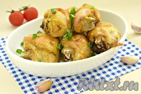 Аппетитные, ароматные, вкусные, сочные куриные голени, запечённые в майонезе с чесноком, достаём из духовки, по желанию, украшаем нарезанной свежей зеленью. Подаём ножки горячими к столу, дополнив гарниром на ваш выбор.