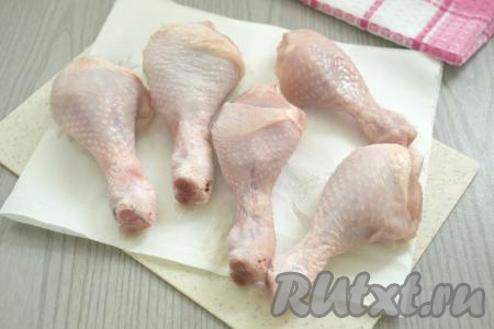 Куриные голени моем, обсушиваем, перекладываем в глубокую миску.