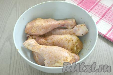 Миску с голенями накрываем крышкой и оставляем мясо промариноваться при комнатной температуре минут на 30.