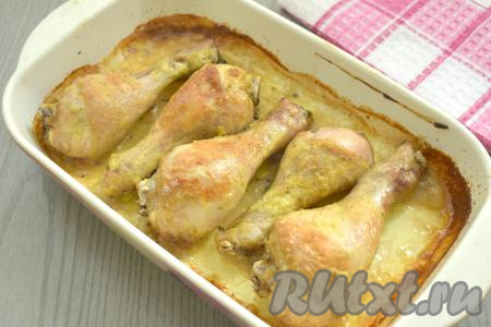 Запекаем куриные ножки 40 минут. Затем фольгу убираем, запекаем голени при той же температуре ещё 10-15 минут (до образования на них лёгкой румяной корочки).