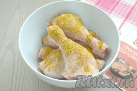 По вкусу куриные голени солим, добавляем специи (я всыпала чёрный молотый перец и 1 чайную ложку приправы для курицы, вы можете использовать ваши любимые специи). Тщательно перемешиваем, втирая специи в ножки со всех сторон.