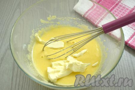 Спустя 20 минут в получившуюся смесь выкладываем мягкое сливочное масло, перемешиваем венчиком.