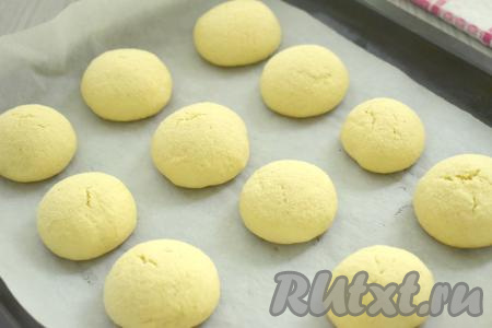 Отправляем противень с манным печеньем в духовку, заранее разогретую до 180 градусов, выпекаем минут 20. Готовое печенье будет достаточно светлым, а вот донышко каждой печенюшки должно подрумяниться.