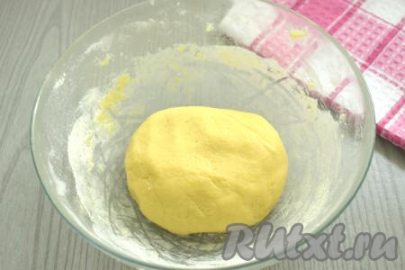 Добавляя понемногу муку и хорошо вмешивая её, учитывайте, что тесто для печенья должно получиться мягким, не липнущим к ладоням. Как только замесили тесто нужной консистенции, значит не нужно больше добавлять муку.