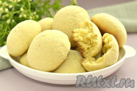 Печенье достаём из духовки, перекладываем на тарелку, даём немного остыть и можно подавать к столу. Печенье, приготовленное из манки на кефире, получается мягким внутри и покрытым нежной корочкой снаружи. Отличная выпечка к чаю, попробуйте!