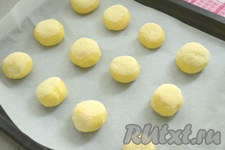 На противень, застеленный пергаментом (или листом для выпечки), на расстоянии друг от друга выкладываем заготовки печенья стороной с манкой кверху.