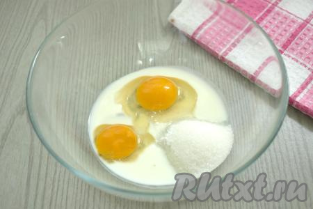 Сливочное масло заранее достаём из холодильника, оставляем его при комнатной температуре, чтобы оно согрелось и стало мягким. Кефир можно использовать любой жирности (я купила жирностью 3,2%). В миску вливаем кефир, добавляем сырые яйца, сахар и соль.