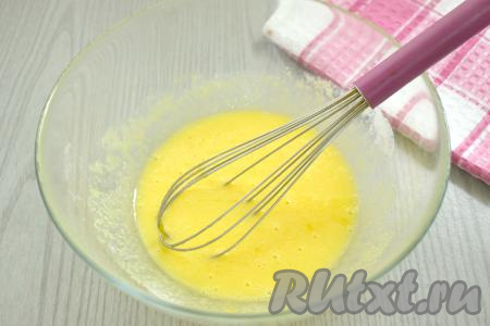 Венчиком перемешиваем содержимое миски до однородности.