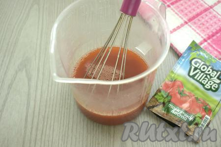 Пока обжариваются фрикадельки, в достаточно глубокую ёмкость выкладываем томатную пасту, вливаем 300 миллилитров тёплой воды, перемешиваем. Солим получившийся томатный соус, по желанию, можно добавить в него чёрный молотый перец.