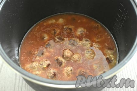 Обжаренные фрикадельки заливаем получившимся томатным соусом, закрываем крышку мультиварки.