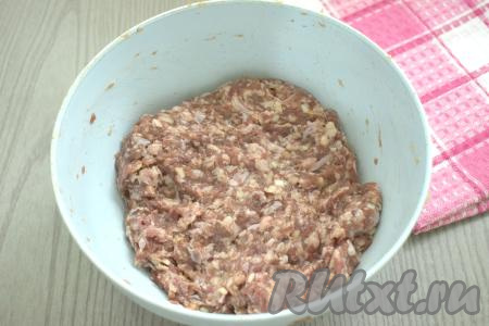 Хорошо перемешиваем фарш.
