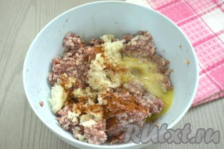 К фаршу с луком добавляем сырое яйцо, соль и специи (в качестве специй я добавила паприку и чёрный молотый перец).