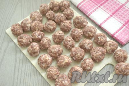 Из получившегося фарша формируем круглые фрикадельки размером чуть больше грецкого ореха.