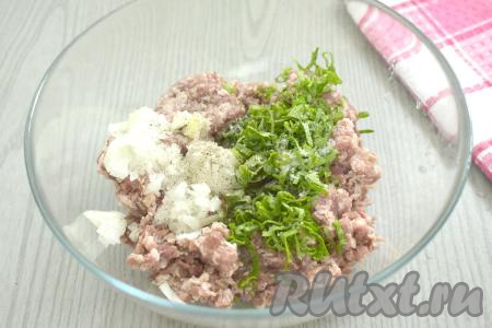 Выкладываем фарш в миску, добавляем мелко нарезанный (или пропущенный через мясорубку) лук, нарезанную зелень, по вкусу солим и перчим.