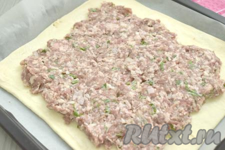 Отступив от краёв теста по 2 сантиметра, равномерно выкладываем фарш.
